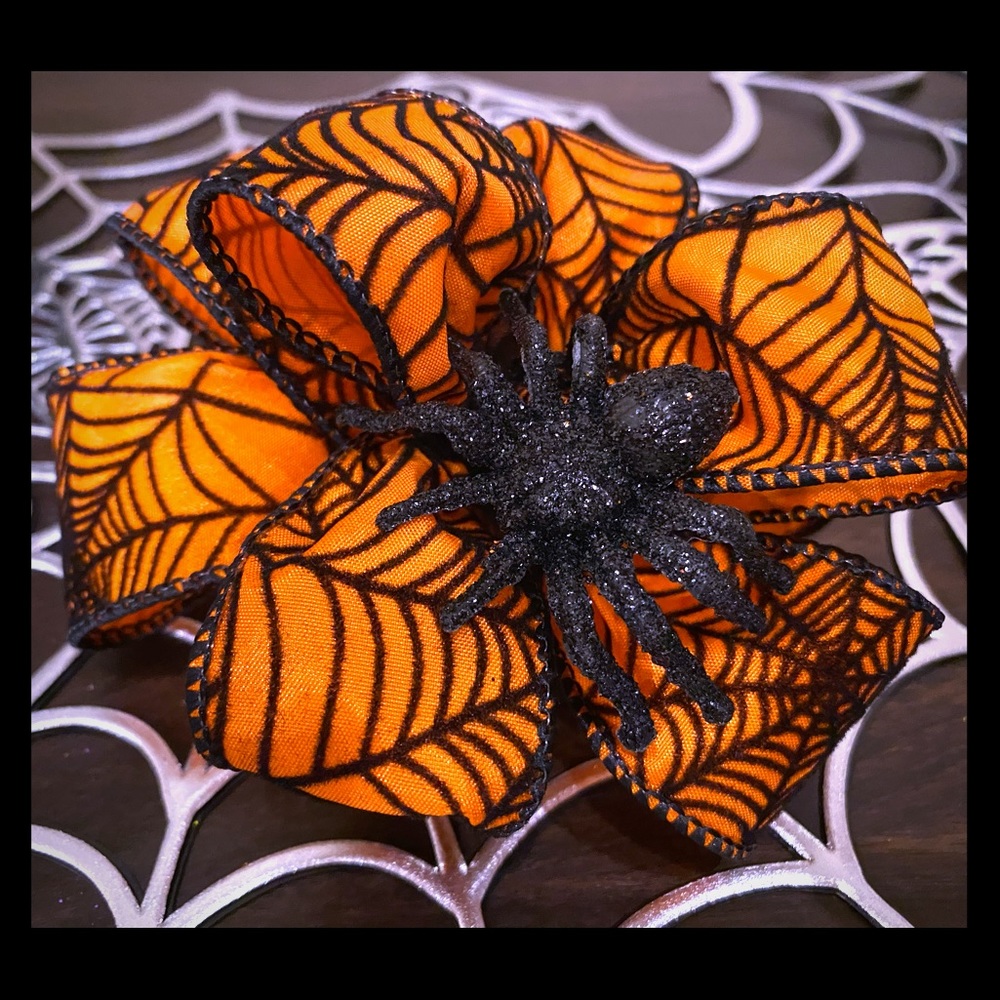 Girls Halloween spooky spider bow